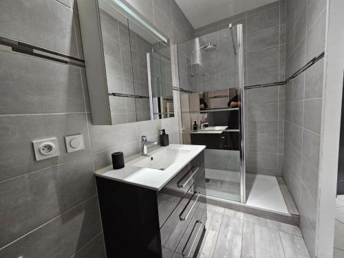 une salle de bain avec un lavabo et une douche dans l'établissement le contemporain-2 chambres-vue Eglise saint paul, à Nîmes