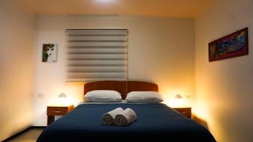 - une chambre avec un lit et 2 serviettes dans l'établissement Departamentos Río Gamboa 2, à Castro
