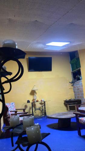 sala de estar con TV en la pared en El jazmin, en Circasia