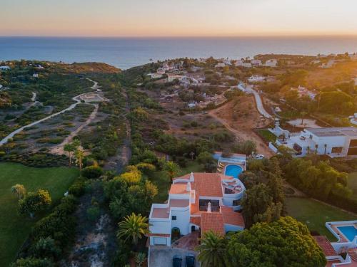una vista aérea de una casa con el océano en Villa Eloah - Magnifique villa portugaise rénovée vue mer, en Carvoeiro