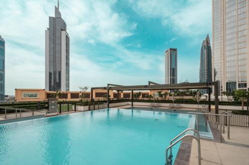 uma grande piscina no topo de um edifício em Prime Retreats @ Burj Crown by Emaar, Downtown dubai em Dubai