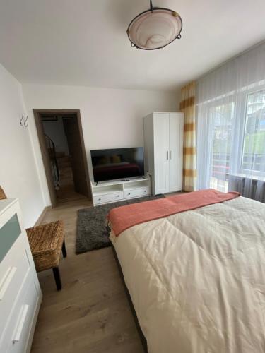 Una cama o camas en una habitación de Pension mit Moselblick