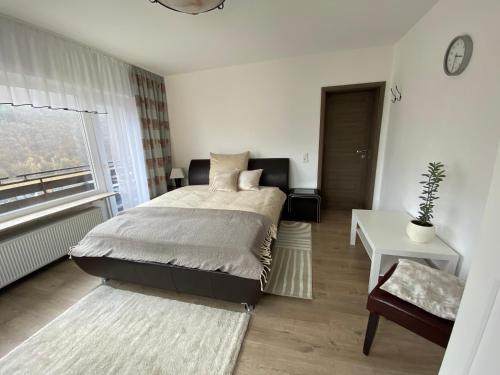 Una cama o camas en una habitación de Pension mit Moselblick