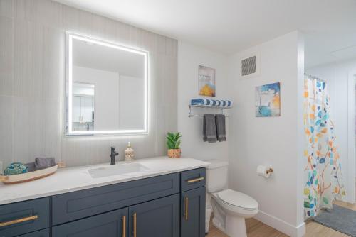 baño con lavabo y aseo y ventana en Minutes from Kierland King Bed Lux Pool with View S433 en Scottsdale