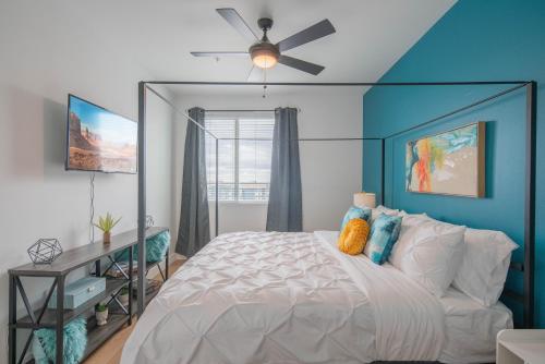 1 dormitorio con 1 cama y ventilador de techo en Minutes from Kierland King Bed Lux Pool with View S433 en Scottsdale