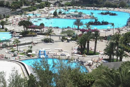 an overhead view of a pool at a resort at LA TORRE I in Santa Cruz de Tenerife