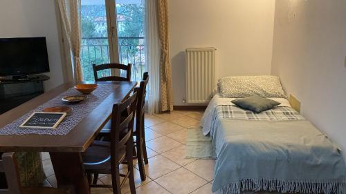 Habitación con mesa, cama y comedor. en via Cappuccini 2b, en Gorizia