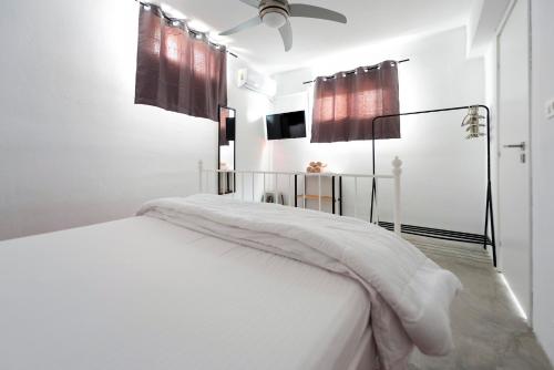 Una cama o camas en una habitación de Ikiesnafplio