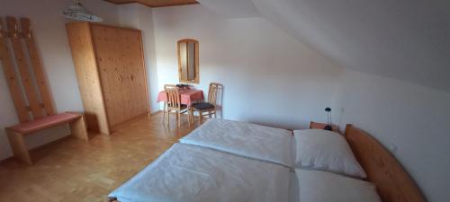 マリアプファルにあるFerienwohnung Weitgasserのベッドルーム1室(ベッド1台、テーブル、椅子付)