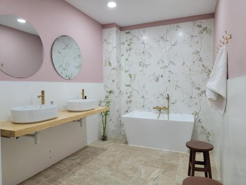 a bathroom with two sinks and a bath tub at El jardín de la abuela in Granada