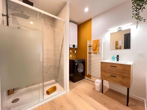 a bathroom with a shower and a sink at LA FEUILLERAIE N1-Standingappart-Wifi-proche ville in Fontenay-le-Comte