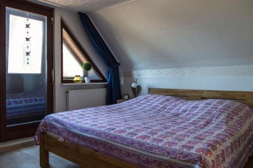 Säng eller sängar i ett rum på Traumlage Maasholm, Obergeschoss