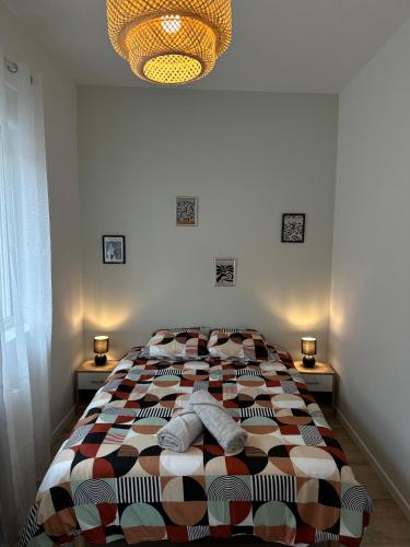 1 dormitorio con 1 cama con manta a cuadros en La chambre vert, en Amiens