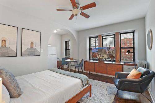 芝加哥的住宿－Elegant Chicago Studio Apartment - Dorchester 511，一间卧室配有一张床、一把椅子和一张书桌