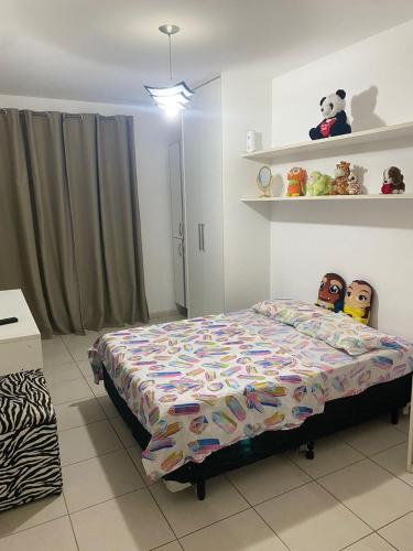 een slaapkamer met een bed in een kamer bij AP do JP in Praia Grande