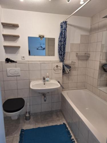 Apartment Rheintal im Alpenvorland في Batschuns: حمام مع حوض ومغسلة ومرحاض