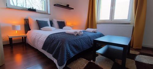 um quarto com uma cama com duas toalhas em Apartament na Poli em Wałbrzych