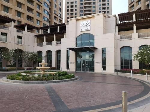 a building with a fountain in front of it at شقة فاخرة مميزة في اعمار جدة in Jeddah