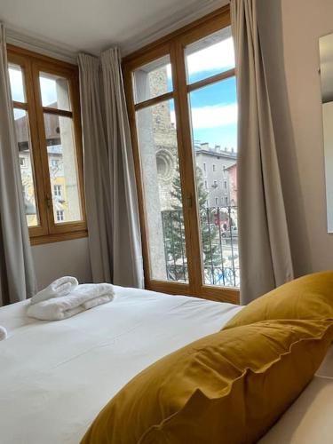 a bedroom with a bed and a large window at El Cadí, céntrico alojamiento en Puigcerdà, Cerdanya. in Puigcerdà