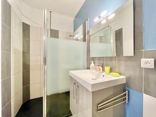 La salle de bains est pourvue d'un lavabo et d'une douche. dans l'établissement A L'ABORDAGE APPART - Lorient centre - Au calme, à Lorient