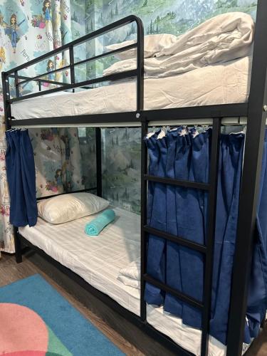 מיטה או מיטות קומותיים בחדר ב-Ultra Hostel