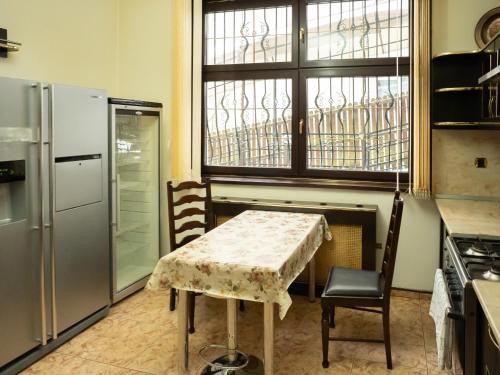 une cuisine avec une table et une fenêtre dans l'établissement Pensiunea TV Condor, à Sinaia