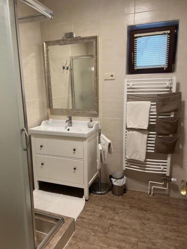 Bilik mandi di Galéria Mini Apartman