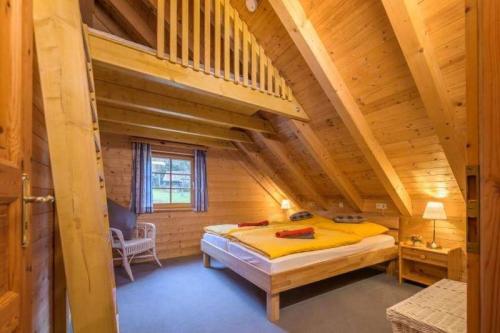 - une chambre avec un lit dans une cabane en bois dans l'établissement Holzhaus Oberbrändi, 