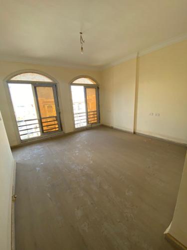 an empty room with two windows and an empty floor at العاصمة الإدارية in Cairo