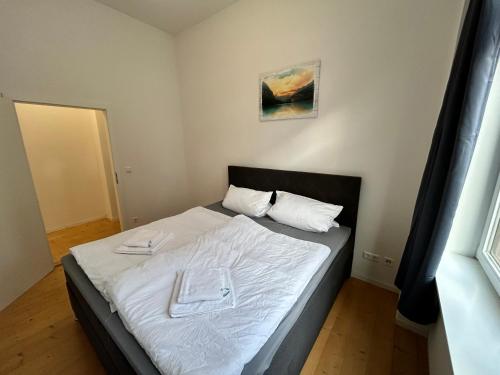 Una cama o camas en una habitación de Moderner Altbau im Szeneviertel