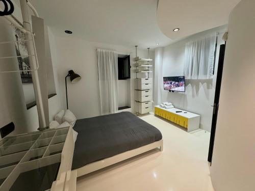 - une chambre avec un lit et une commode dans l'établissement Sea Breeze Boutique House, à Porto da Cruz