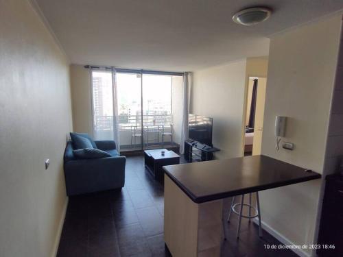 ein kleines Wohnzimmer mit einem Sofa und einem Tisch in der Unterkunft Apartamento La Florida Mirador in Santiago