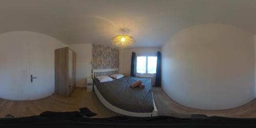 - une chambre avec un lit au milieu dans l'établissement ski chamonix, Saint Gervais et mont-blanc, à Passy