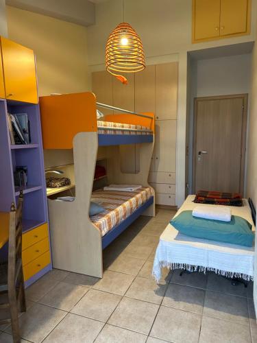 Zimmer mit 2 Etagenbetten und einem Bett in der Unterkunft ΔΩΜΑΤΙΟ ΜΕ ησυχία και θέα in Patras