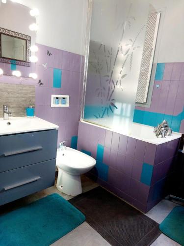 une salle de bain avec toilettes, baignoire et lavabo dans l'établissement Le Nid, à Villecroze