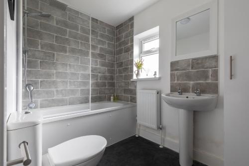 uma casa de banho com um WC, um lavatório e uma banheira em Sunbeam cottage contractor Parking WiFi Garden em Colchester