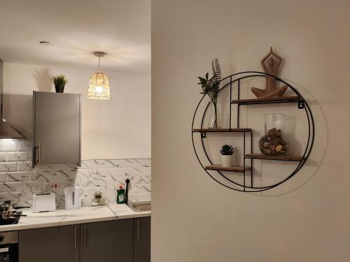 eine Küche mit einem Waschbecken und einem Spiegel an der Wand in der Unterkunft ApartHotel Flat 1 - 10 min to centre by Property Promise in Cardiff