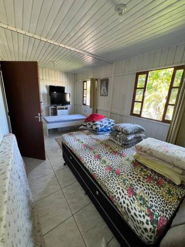 a bedroom with two beds in a room at Casa aconchegante ótima para rlx in Barra Velha