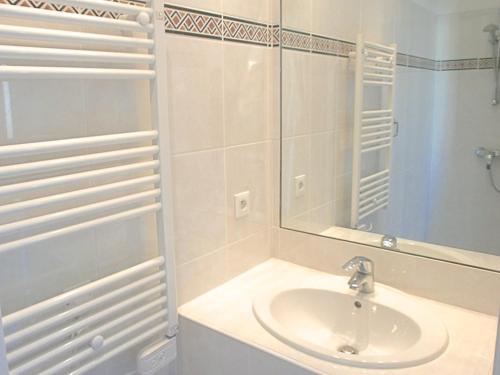 une salle de bain blanche avec un lavabo et un miroir dans l'établissement Côte d’Azur, South of France, 6 persons, full airco, pool, close to beach, à Roquebrune-sur Argens