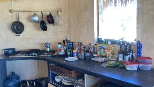 una cocina con encimera y utensilios de cocina en BCS BuenaOnda sea view 7mt bell tent, en El Sargento