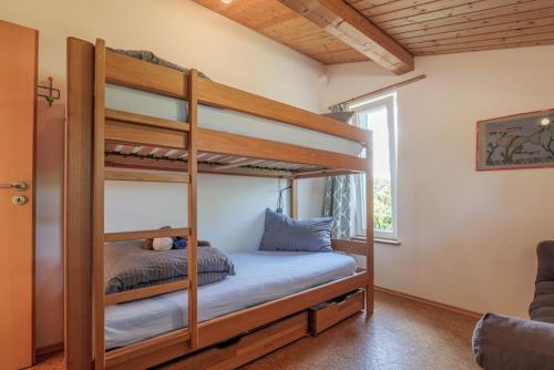 Bunk bed o mga bunk bed sa kuwarto sa Ferienhaus Dornstetten