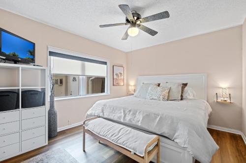 Un dormitorio con una cama y un ventilador de techo. en Serene Seaside Escape- 1BR Bliss, en Fort Lauderdale