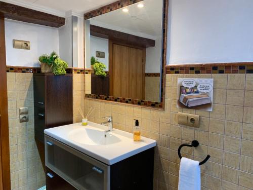 Kúpeľňa v ubytovaní Casa Enric , con zona infantil, piscina y parking privado