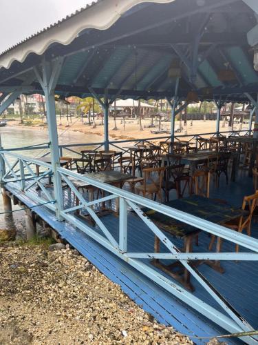 Restaurant ou autre lieu de restauration dans l'établissement ocean view, on the beach.