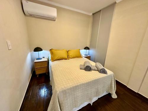 a bedroom with a bed with two towels on it at Be one Irigoyen, Excelente dpto a estrenar! Cómodo y luminoso in Corrientes