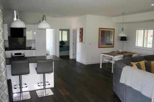 cocina y sala de estar con sofá y mesa en The Cabin 2 bedroom property, en Weymouth