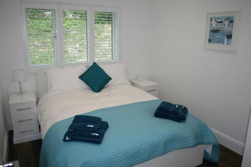 Un dormitorio con una cama con dos bolsas. en The Cabin 2 bedroom property, en Weymouth