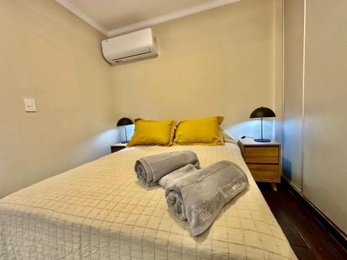 a bedroom with a bed with two towels on it at Be one Irigoyen, Excelente dpto a estrenar! Cómodo y luminoso in Corrientes