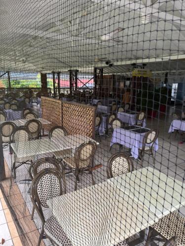 Restaurant ou autre lieu de restauration dans l'établissement ocean view, on the beach.