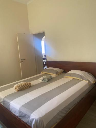 聖多美的住宿－Baía Villa，一张大床,位于带镜子的房间里